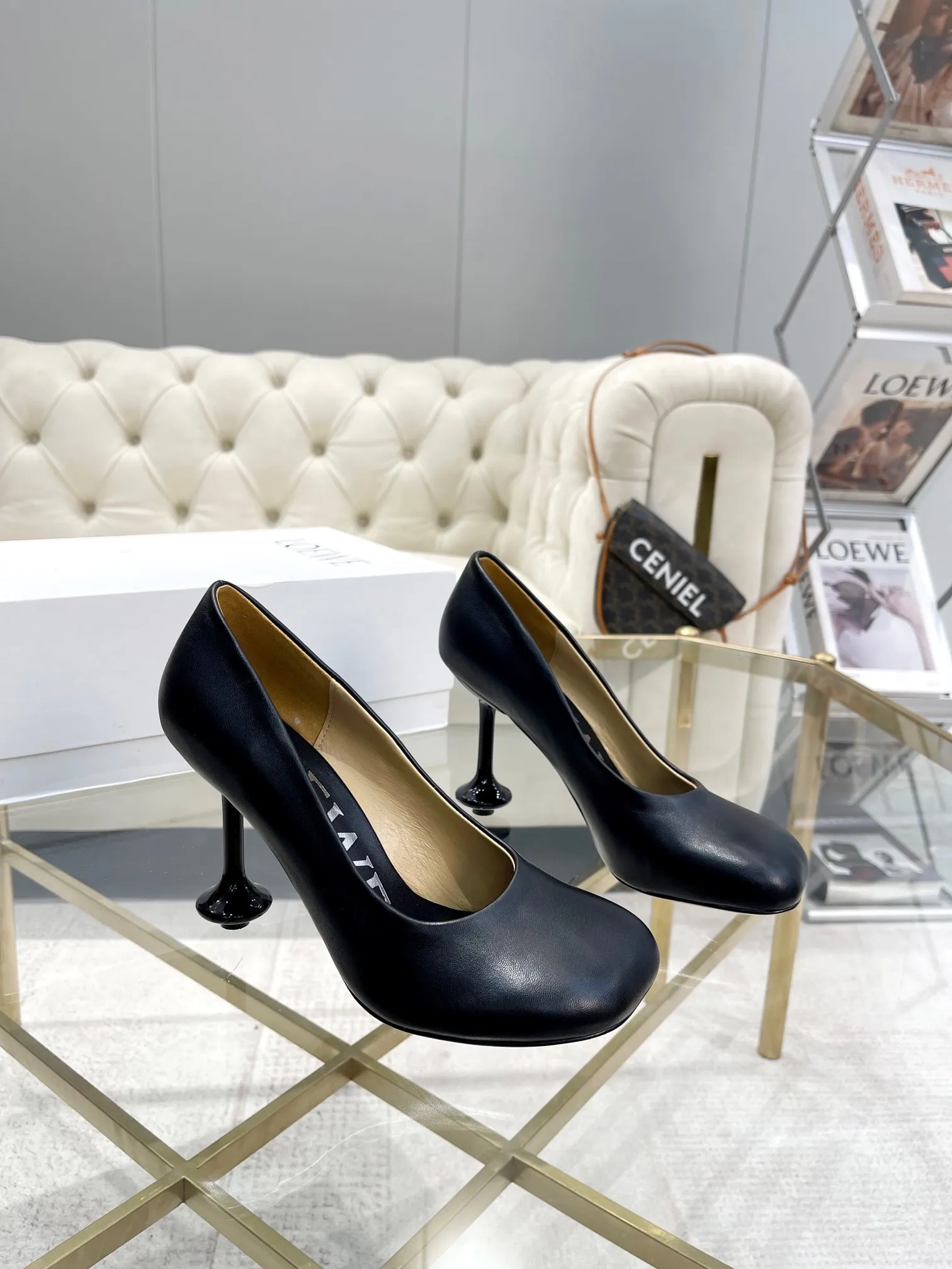 👟👟Ex-factory price 640👟👟 LOEWE‼ ️ New arrival‼ ️Imported genuine leather sole Loewe 2024/aw early spring latest catwalk color diamond series catwalk style 😘😘😘 Upper: imported super soft sheepskin lining: imported water-dyed sheepskin Outsole: original molded injection molded leather outsole Heel: original molded 1:1 Heel height: 9.5cm Size: 35-39 (40/41/42/43 custom-made, non-refundable)